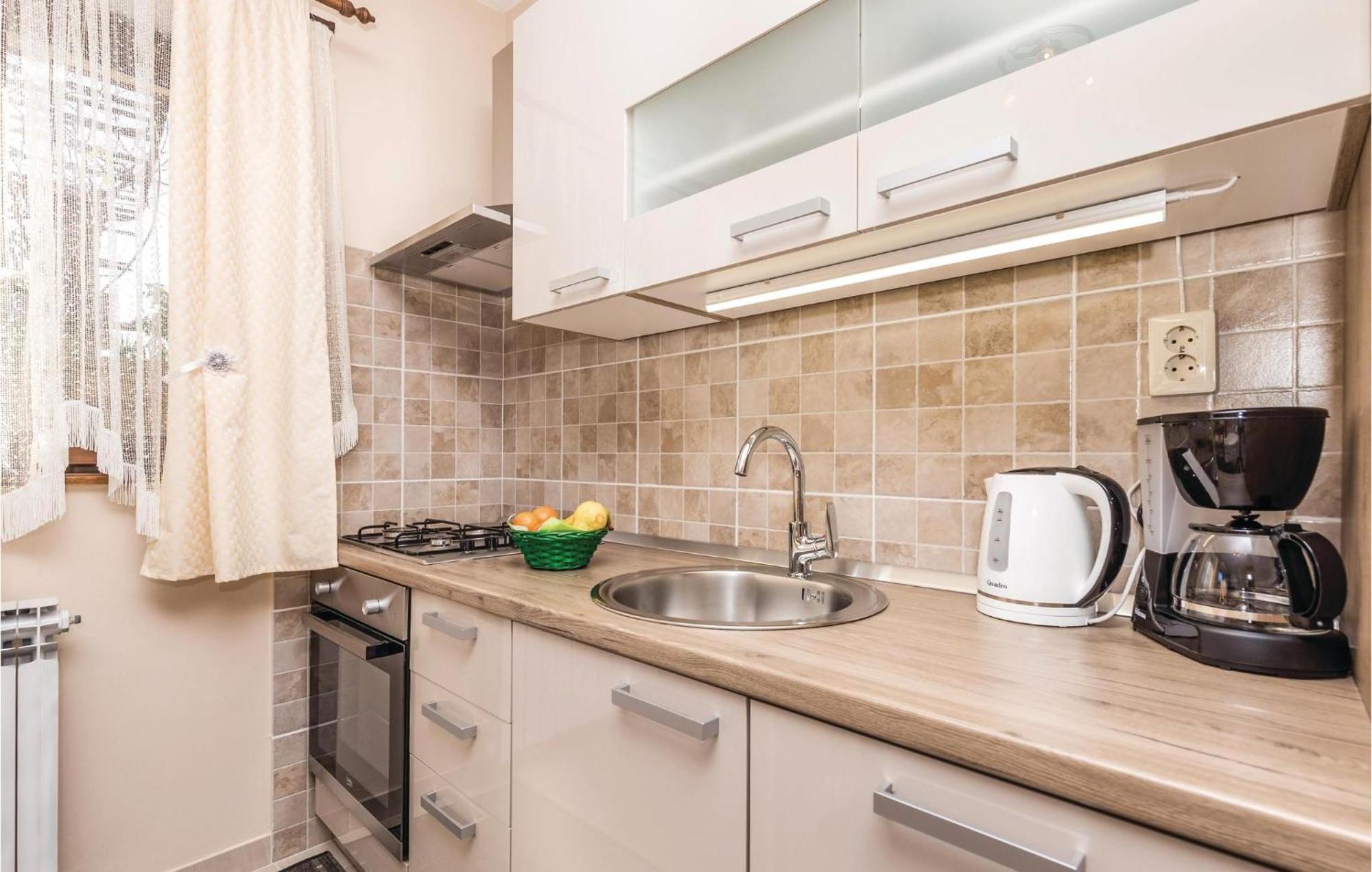 Cozy Apartment In Lovran With Kitchen Екстериор снимка
